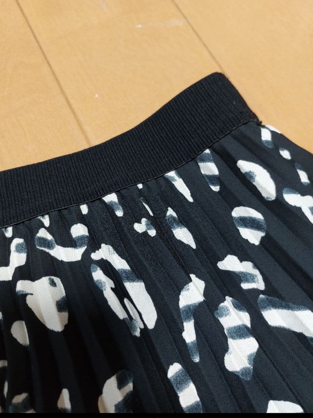 H&M Black and Cream Pleated Midi Skirt size US 6 - Picture 12 of 14